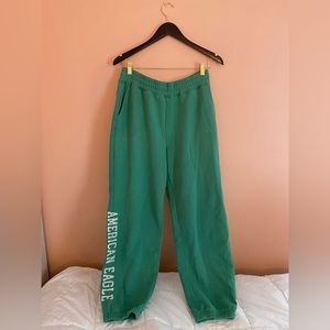 Women’s American Eagle Green Sweatpants, Size Large.